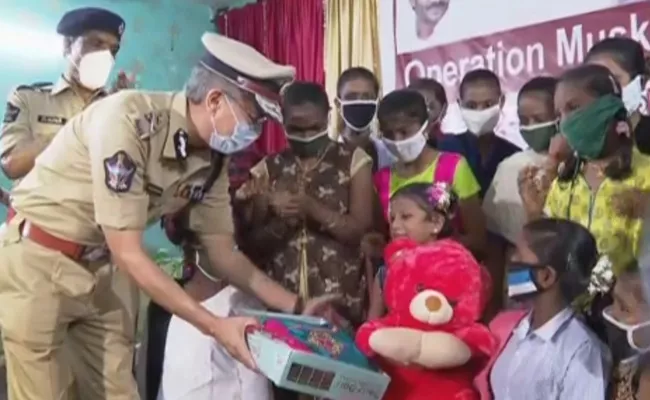 DGP Gautam Sawang Interacts With Children Rescued Operation Muskaan - Sakshi