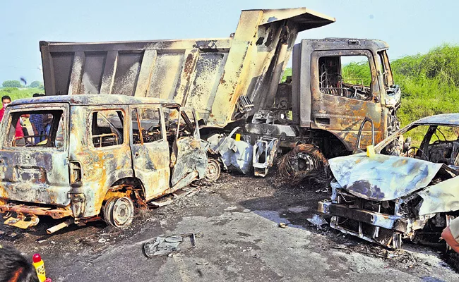 Vehicle of smugglers that collided with the Tipper - Sakshi