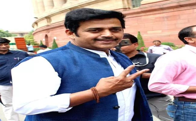 First Vote Then Have Refreshments, Says Ravi Kishan - Sakshi