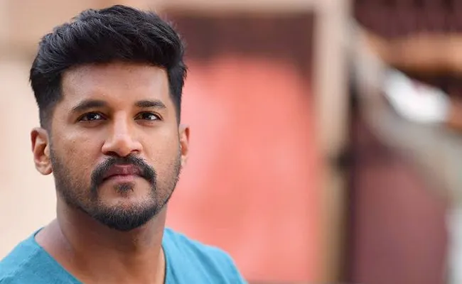 Singer Vijay Yesudas Escapes Unhurt In Car Accident At Alappuzha - Sakshi