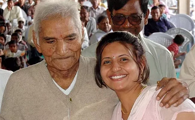 Granddaughter of Baba Amte commits suicide  - Sakshi