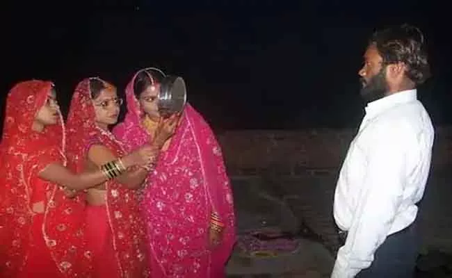 Three Sisters Married Same Person, Celebrate Karwa Chauth In India - Sakshi