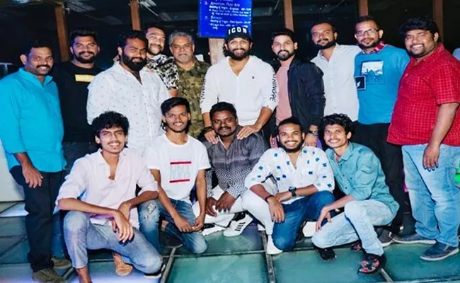 Viral: Allu Arjun Hosts Bachelor Party For Employee - Sakshi