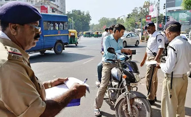 Hyderabad Traffic Police Says No Helmet Driving Licence Abolishment - Sakshi