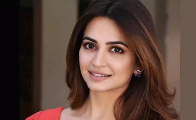 Kriti Kharbanda Shares Photo Wants Funny Memes To Beat Malaria - Sakshi