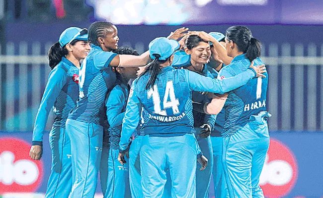 Supernovas beat Trailblazers in thrilling finish to set up repeat clash in final - Sakshi