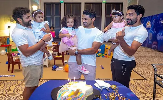 Mumbai Indians Shares Adorable Picture Of Players With Their Daughters - Sakshi