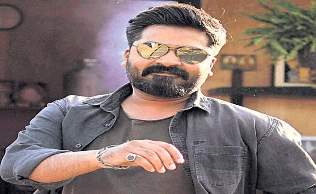 Simbu donated gold coins to unit members - Sakshi