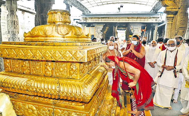 Swaroopanandendra Swamy Visits Tirumala Srivaru - Sakshi