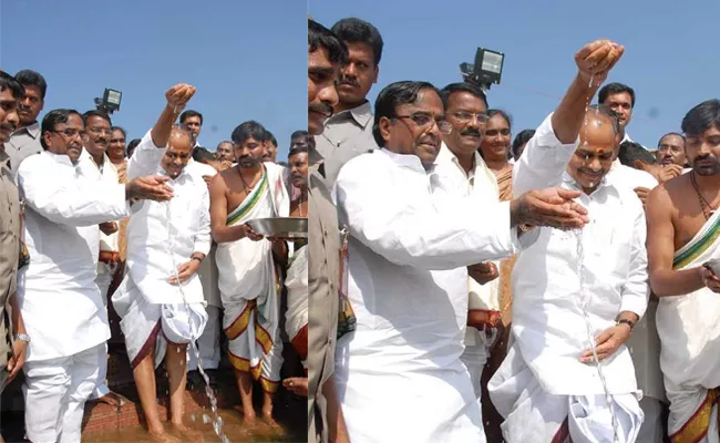 Tungabhadra Pushkaralu Former CM YS Rajashekar Reddy Photo Viral - Sakshi