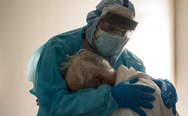 Houston Doctor Hugging Corona Patient Viral Photo - Sakshi