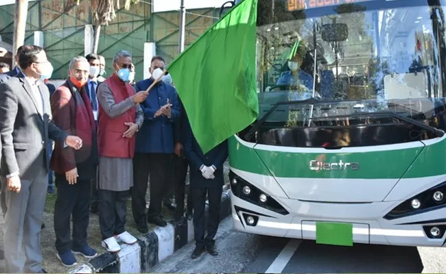 Uttarakhand CM Rawat Flags Off Electric Buses In Dehradun - Sakshi