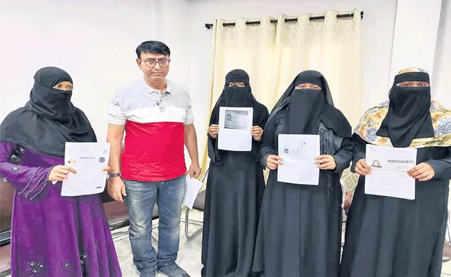 Women Muslims Are Being Deceived By Agents To Travel Arab countries - Sakshi