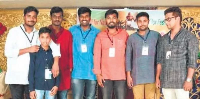 Young Techies Use Their Skills To Help Market Ponduru khadi - Sakshi