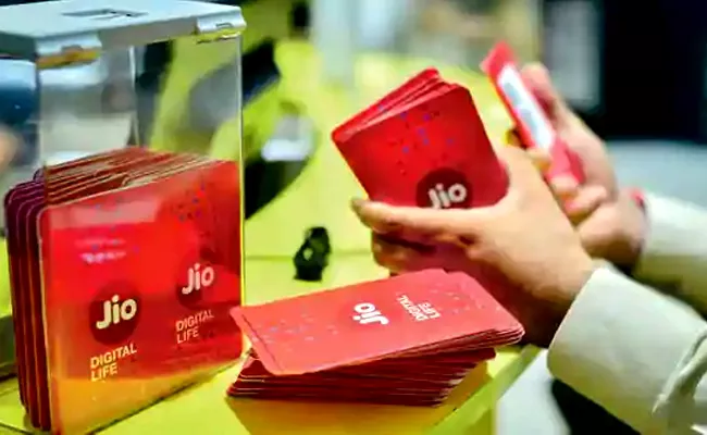 Reliance Jio To Tie Up With Realme and Others to Make 4G Device - Sakshi