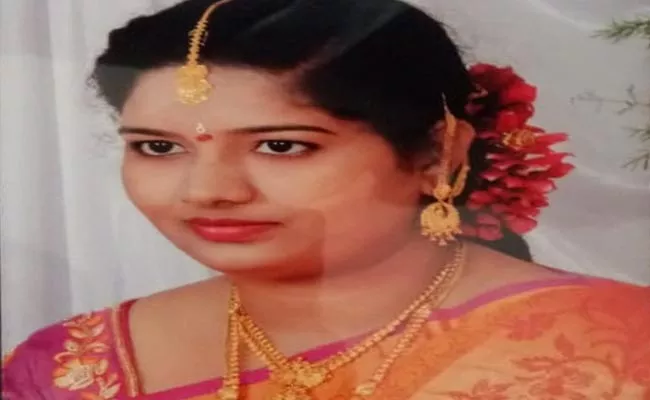 Married Woman Commits Suicide In Kakinada - Sakshi