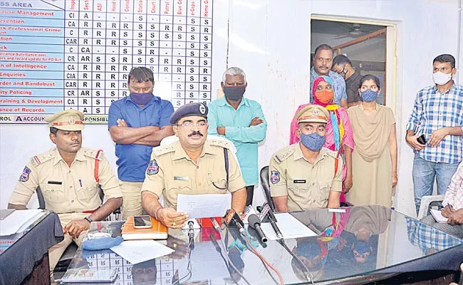 3 Men Cheats Rs 67 lakhs Over Job In Hyderabad Sachivalayam in Medak - Sakshi