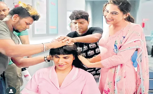 Varun Dhawan was getting ready in nurse getup - Sakshi