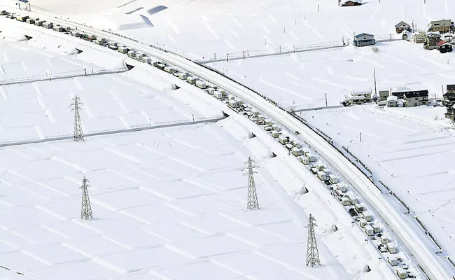 Snow traps 1000 drivers in frozen traffic jam  - Sakshi