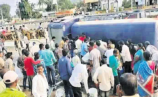 Janagama Diesel Tanker Accident People Rush To Take Fuel - Sakshi