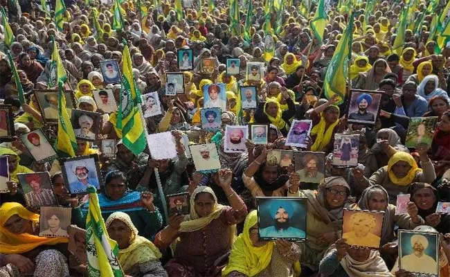 Widows And Mothers Of Farmers Protest Against To Farmers LawsIn Delhi - Sakshi