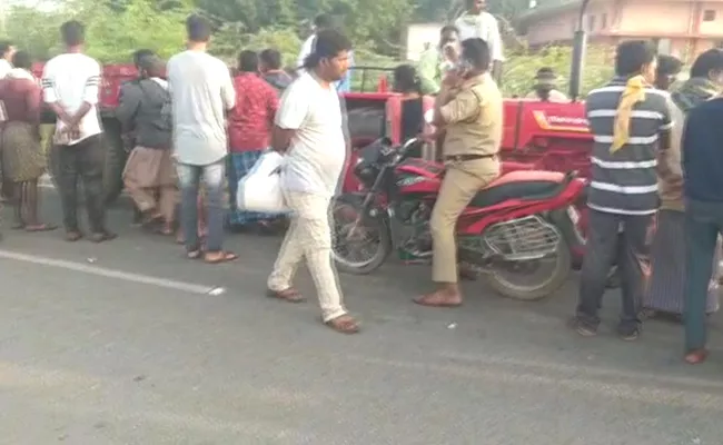 Road Accident In Kurnool District Three People Deceased - Sakshi