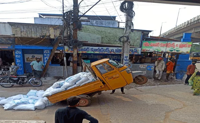 Over Loaded Auto Turn Over In Nellore City - Sakshi