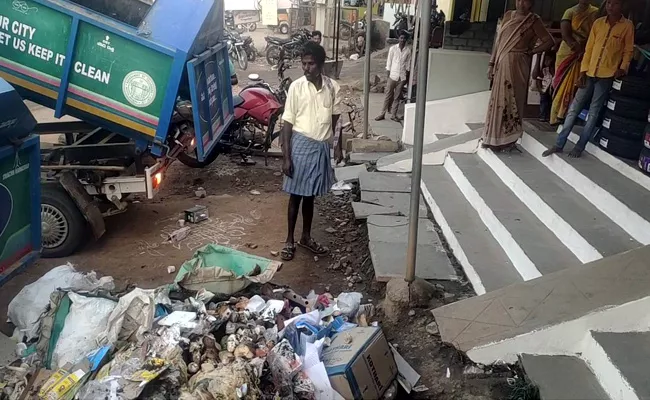 Garbage Dumping Cause To Death A Woman In Narayankhed - Sakshi