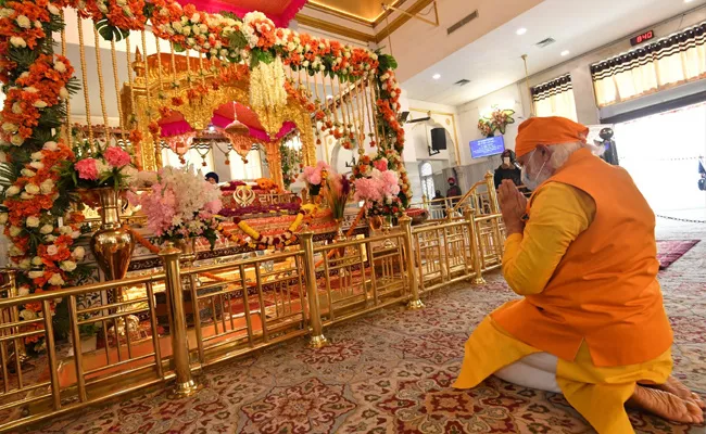 PM Narendra Modi Makes Surprise Visit To Delhi Gurudwara - Sakshi