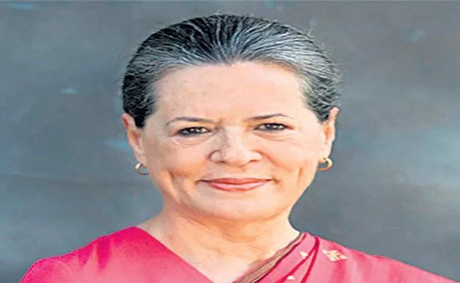  Sonia Gandhi meets section of Congress dissenters - Sakshi