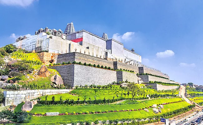 Beautiful Greenery Development At Yadadri Temple - Sakshi