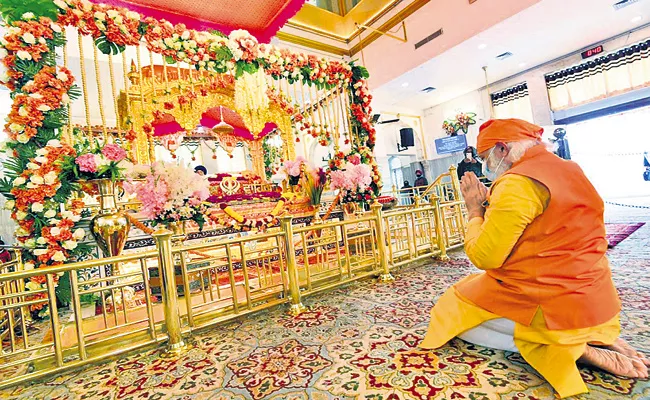 Narendra Modi Offers Prayers At Gurudwara Rakabganj - Sakshi