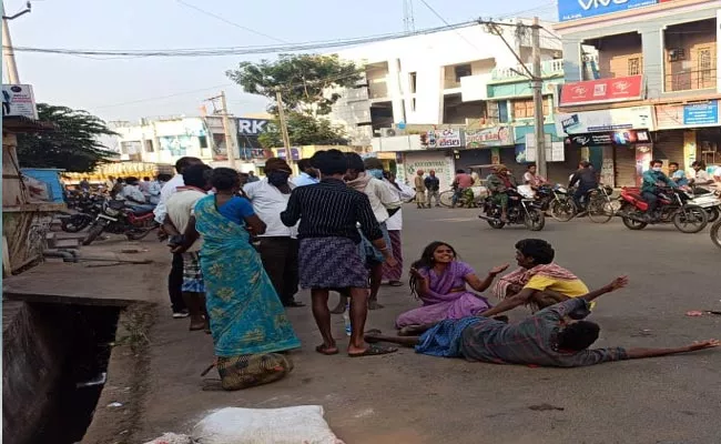 Road Accident In Tuni: Two Children Were Died In Front Of Father - Sakshi