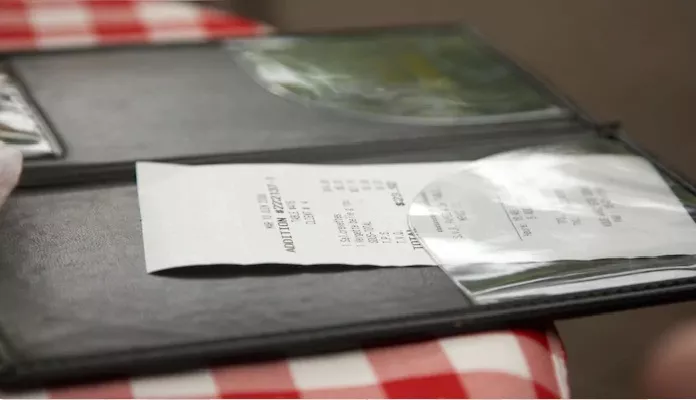 Customer Leaves USD 5600 Tips for Employees of Ohio Restaurant - Sakshi