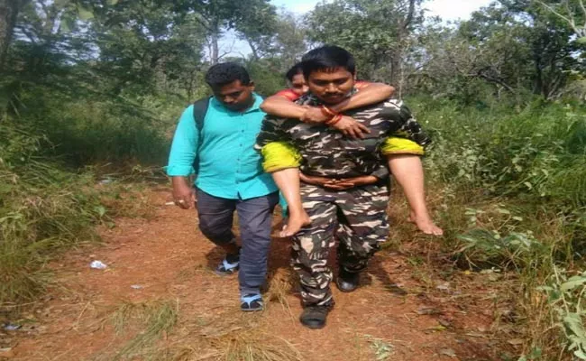 AP: Constable Sheikh Arshad Carries Devotees His shoulders In Tirumala - Sakshi