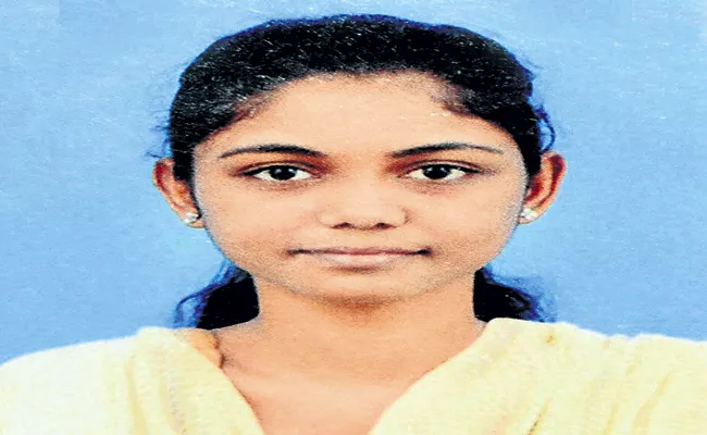 Man Assassinate Young woman In Anantapur District Dharmavaram - Sakshi