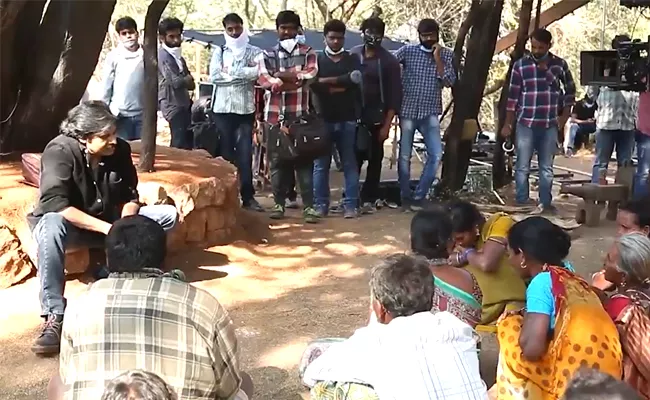 Pawan Kalyan Spend Free Time With Adivasis In Vakeel Saab Shooting - Sakshi