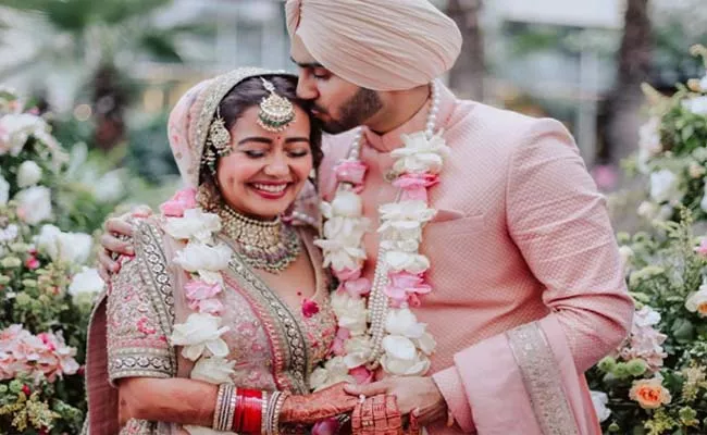 Neha Kakkar Says Rohanpreet Singh Drunkenly Proposed One Day - Sakshi