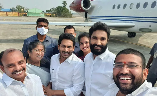 YSRCP Leaders Meet CM YS Jagan AT Rajahmundry Airport - Sakshi