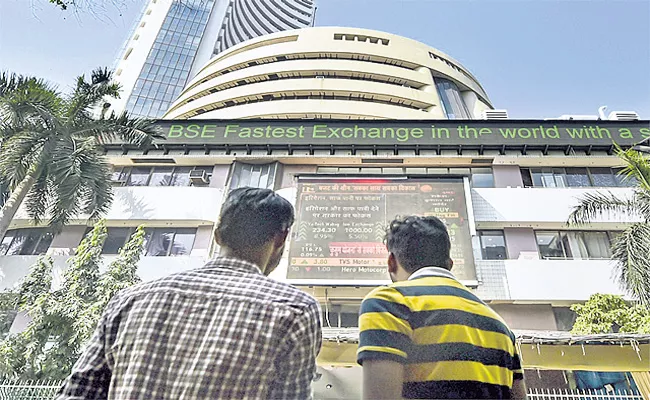 Sensex soars 529 points as RIL and HDFC twins shine - Sakshi