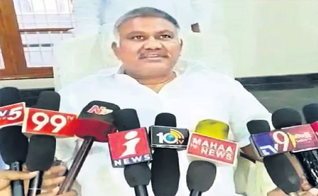 JC Diwakar Reddy Followers Attack On YSRCP Leaders At Tadipatri - Sakshi