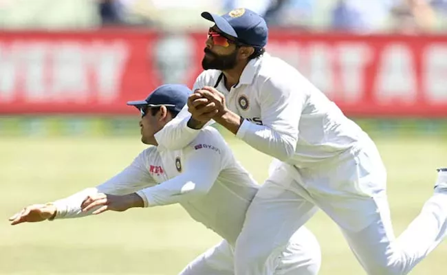 Ravindra Jadeja Stunnig Catch After Collision With Gill In Melbourne - Sakshi