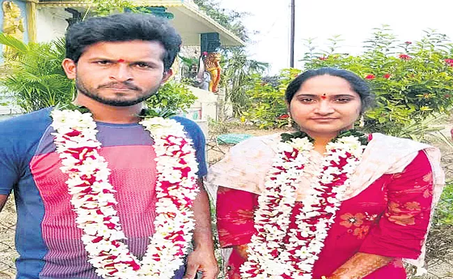 Lovers Married In Mahabubabad District  - Sakshi