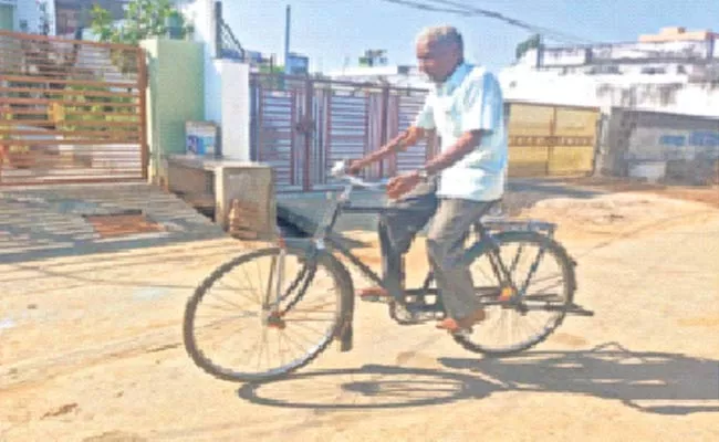 Man Used Bicycle For 60 Years In Bobbili - Sakshi