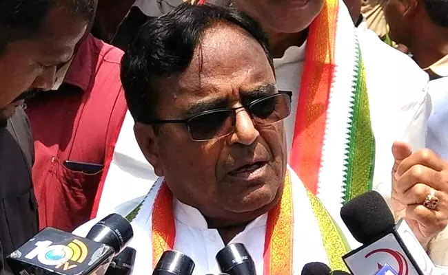 Ponnala Laxmaiah Slams KCR Over Grain Purchase Center - Sakshi