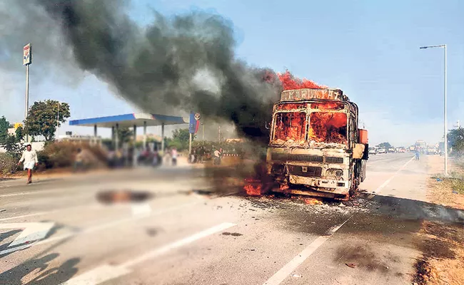 Two Men Burn In Road Accident In Anantapur - Sakshi