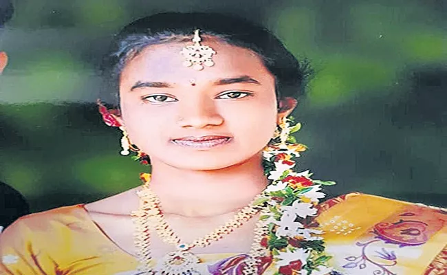 Newly Married Woman Suicide At Warangal Urban - Sakshi