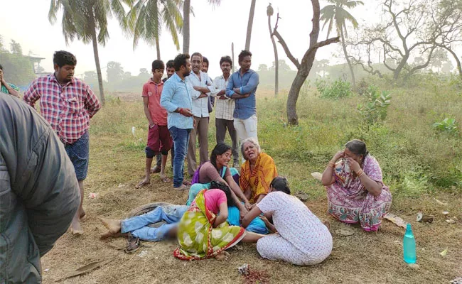 Two Men Killed In Road Accident In East Godavari - Sakshi