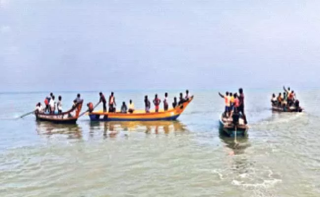 Fishermen Groups Conflict On Sea At Prakasam District - Sakshi