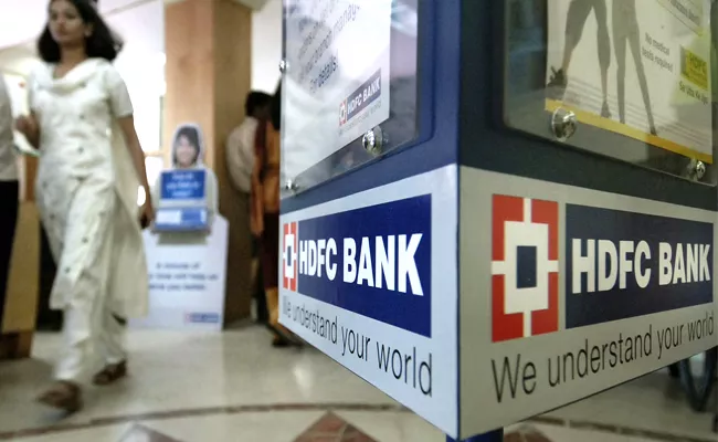 RBI halts HDFC Bank to issue new credit cards, digital launches - Sakshi